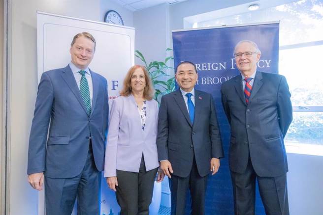 侯友宜9月访美时曾赴华府布鲁金斯学会发表闭门演说并与智库学者座谈。AIT前主席卜睿哲、约翰桑顿中国中心主任何瑞恩，以及马歇尔计画基金会学者葛来仪亲自迎接并合影；左起：何瑞恩、葛来仪、侯友宜、卜睿哲。（资料照／侯办提供）