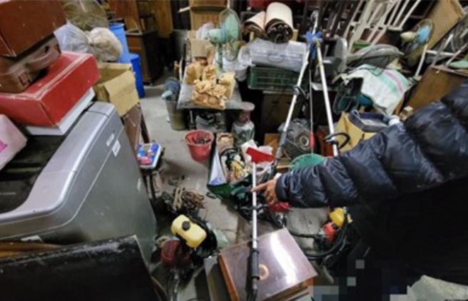 警方在犯嫌家中起出各式桧木神桌家俱、木制文昌笔、葫芦、家俱、割草机等赃证物。（警方提供／吴建辉彰化传真）