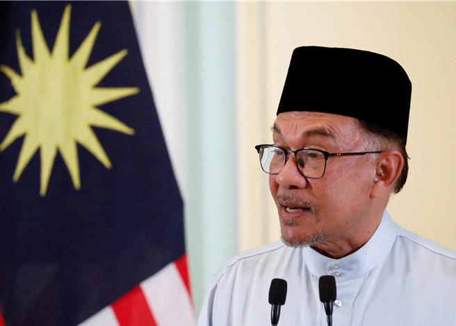 安华此次改组扩大内阁阵容，包括他在内的正副部长从55人增加到60人，内阁部长从原本的28人增加到31人。（路透社）