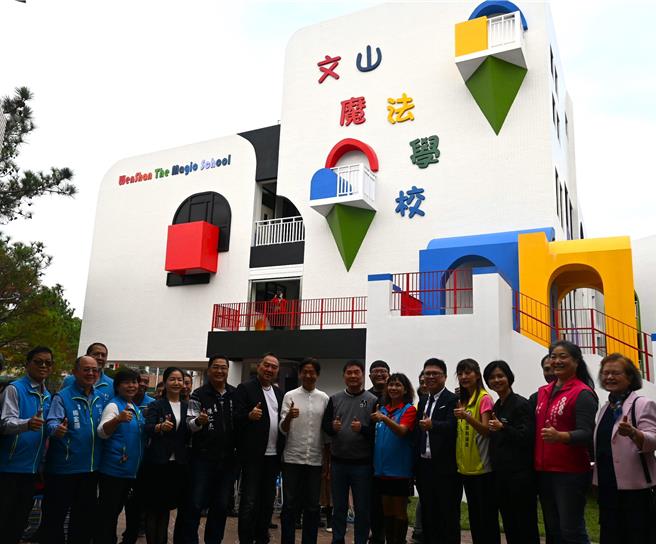 縣長鍾東錦等人合影留念。（李京昇攝）