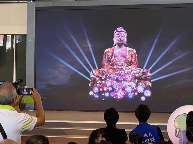 「2024彰化月影燈季」將於12月30日開燈，彰化縣政府12日公布八卦山大佛光雕秀的模擬畫面。（孫英哲攝）