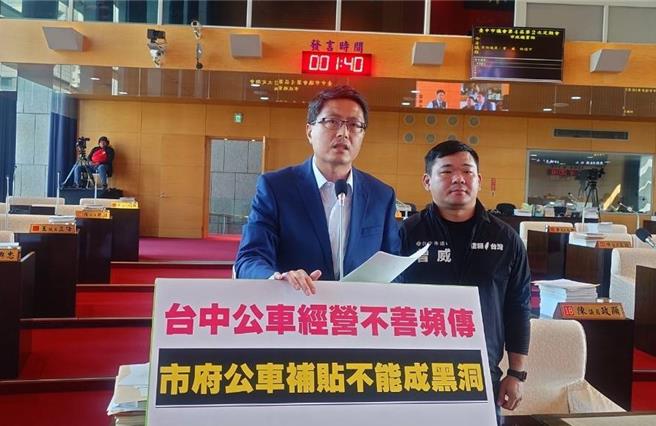 市議員林德宇12日指出，溪南地區到台中高鐵的428公車路線，原本1天有11班次，現在剩6班次，居民非常困擾。（林德宇提供／張亦惠台中傳真）