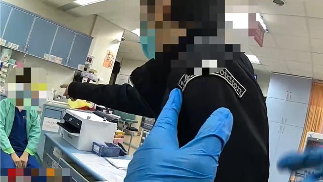 刘男在医院急诊室内咆哮并攻击医护人员。（警方提供）