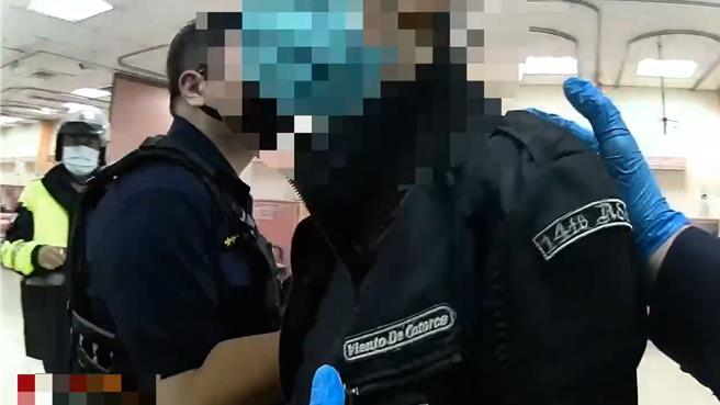 警方以现行犯逮捕刘男。（警方提供）