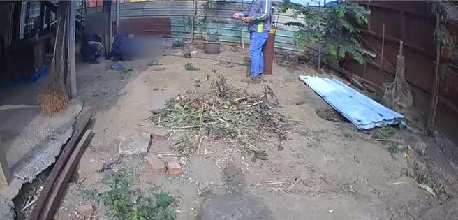 7旬屋主請友人代拆閒置鴿舍，竟遭鴿舍橫梁砸中頭部，當場頭破血流失去生命跡象。（嘉義縣消防局提供∕呂妍庭嘉義傳真）