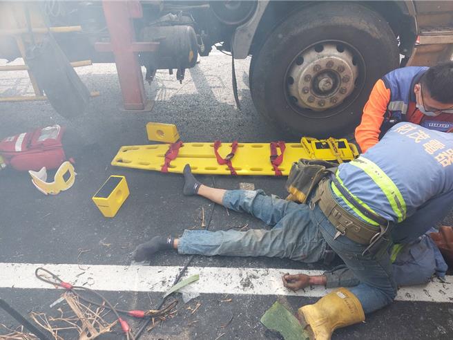 台南市鹽水區今天上午1名年約50歲的台電外包男工人，在更換電線桿變壓器時不慎觸電，消防人員到場緊急送醫搶救。（讀者提供／張毓翎台南傳真）