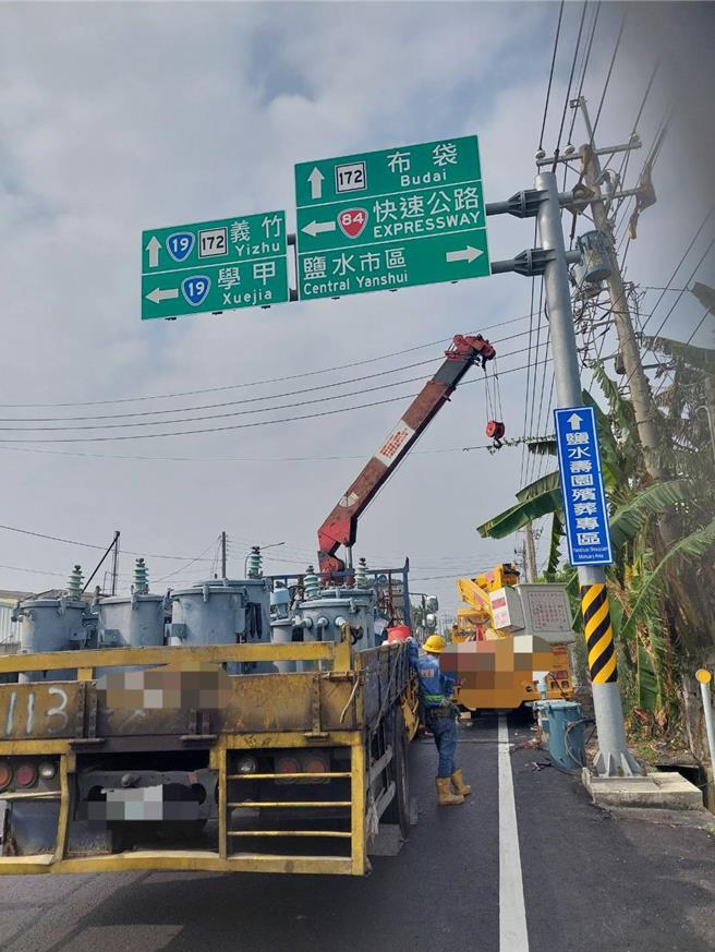 台電新營區處初步調查，吊臂車吊桿在移動時，碰觸桿上掩蔽物（接線環），導致桿上施姓作業員發生感電情形。（讀者提供／張毓翎台南傳真）