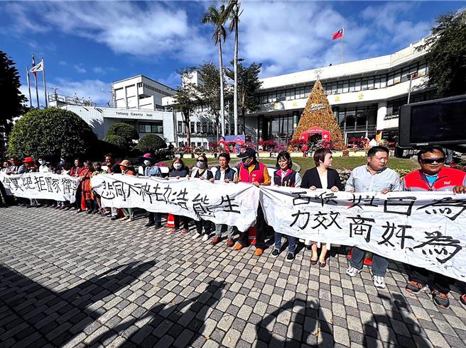 近百名來自台東縣海端鄉加拿村、關山鎮月眉里及鹿野鄉瑞豐村居民，今上午集結於台東縣政府前，高舉白布條反對建址於關山鎮月眉里的後山堆肥廠營運。（蕭嘉蕙攝）