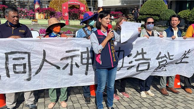 台東縣議員張全馨嵐（中）要求比照農業部函文所示，後山堆肥廠應取得在地居里民共識後，方能申請營運許可。（蕭嘉蕙攝）