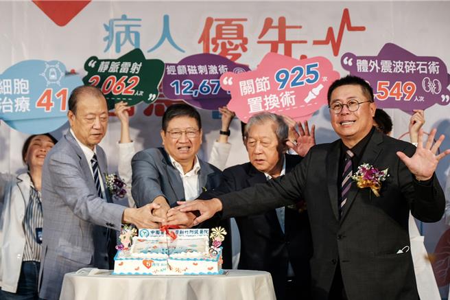 中医大新竹附医12日举行五周年院庆，中医大附设医院暨医疗体系董事长蔡长海（左至右）、县长杨文科、前县长邱镜淳及院长陈自谅一起切蛋糕庆生。（罗浚滨摄）