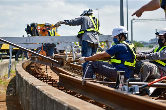 桃園機場捷運將迎來6年一次的列車總體檢大修作業，桃捷公司公布招募訊息，歡迎對軌道業有興趣的民眾報考。（桃捷提供／蔡明亘桃園傳真）