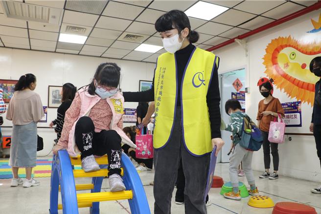 職能治療師陳靖閔在現場觀察並記錄闖關孩子的情況。（陳慰慈攝）