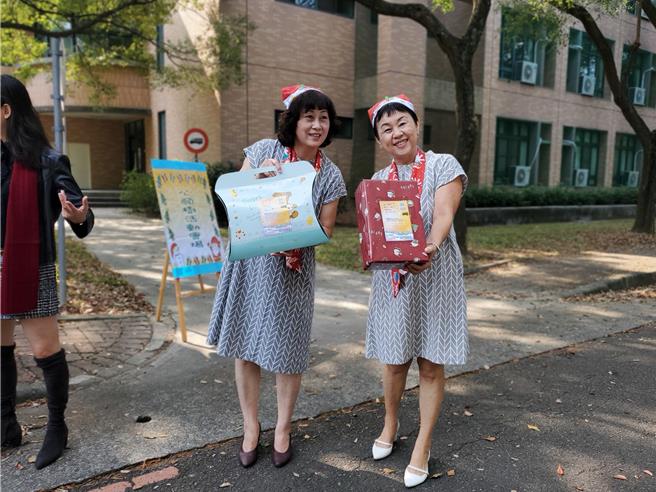 18年前發起環球附設幼兒園為雲林家扶兒童募集耶誕禮物的前園長韋明淑（右），左為現任園長何采樺。（周麗蘭攝）