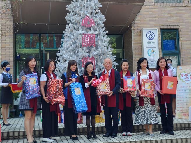 今年的心願樹活動有世華大台中分會、台中市分會、南投分會、台中市醫師夫人聯誼會等團體共襄盛舉。（周麗蘭攝）
