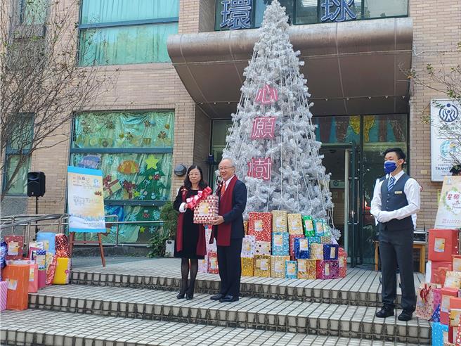 環球科大前董事長許淑敏（左）代表轉贈善心人士買的耶誕禮物，雲林家扶主委陳燦勳（右）代為接受。（周麗蘭攝）
