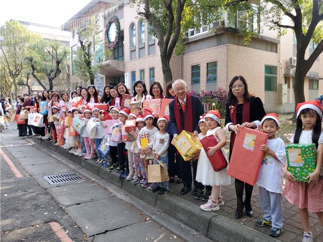 把禮物送上車。（周麗蘭攝）