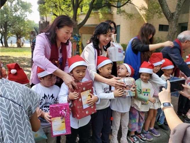 環幼小朋友們最後一年的愛心樹學習。（周麗蘭攝）