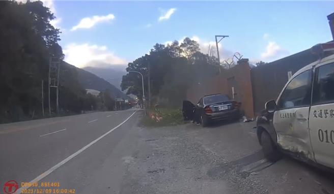 宾士车没剎车，衝撞执行测速的警车。（翻摄画面）