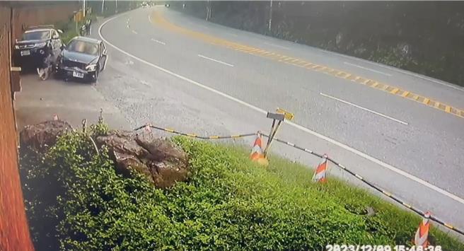 宾士车没剎车，衝撞执行测速的警车。（翻摄画面）