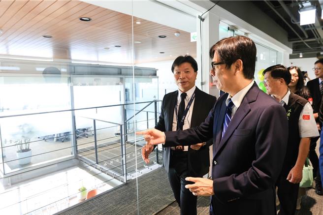 台灣 IBM諮詢總經理林翰（圖左）為市長陳其邁（圖右）介紹IBM軟體科技整合服務中心。（柯宗緯翻攝）