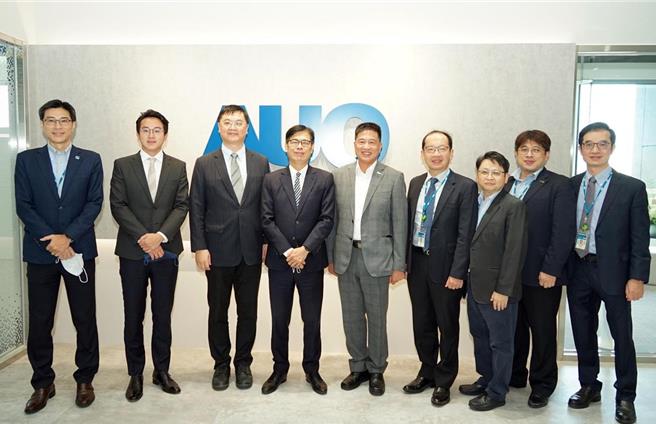 去（2022）年9月友達進駐高雄台壽大樓成立「AUO解決方案研發中心」，高雄市長陳其邁（中）強調亞灣是數位轉型最佳練兵場域，歡迎企業相信高雄、投資高雄。（柯宗緯翻攝）