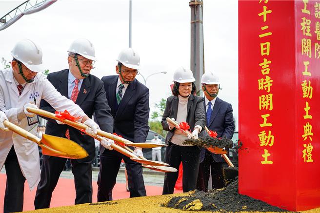 陽明交通大學附設醫院第2期醫療大樓興建工程今天開工動土，陽明交大附設醫院院長楊純豪、陽明交大校長林奇宏、立法院長游錫堃、宜蘭縣長林姿妙、前立委林建榮（由左至右）等人出席典禮。（李忠一攝）
