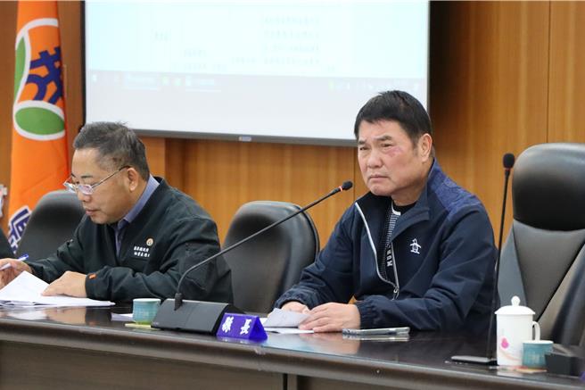 苗栗縣長鍾東錦（右）主持縣務會議。（苗栗縣政府提供／李京昇苗栗傳真）