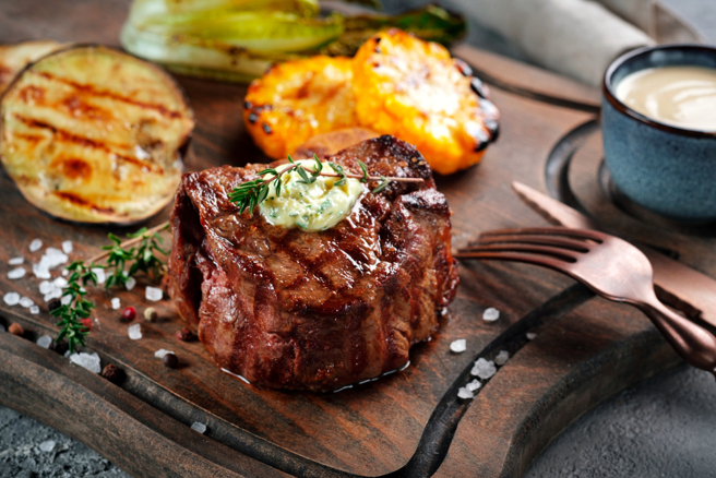 中國今天對澳洲3大紅肉出口商解除貿易禁令，在兩國修復緊張關係之際，坎培拉對北京此舉大加讚揚。(示意圖/shutterstock)