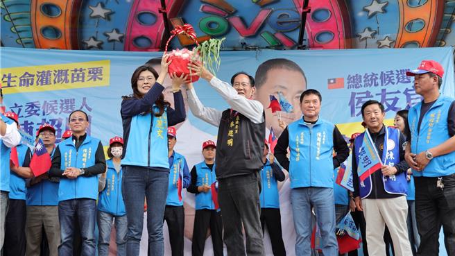 國民黨現任不分區立委鄭麗文到場為陳超明站台。（陳超明競選辦公室提供／李京昇苗栗傳真）