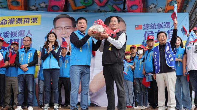 苗栗縣長鍾東錦等人到場站台。（陳超明競選辦公室提供／李京昇苗栗傳真）