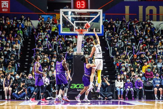 職籃攻城獅隊在主場比賽（資料照／羅浚濱攝）