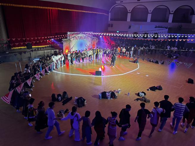 活动高潮原民大围舞。（图/辅英科大提供）