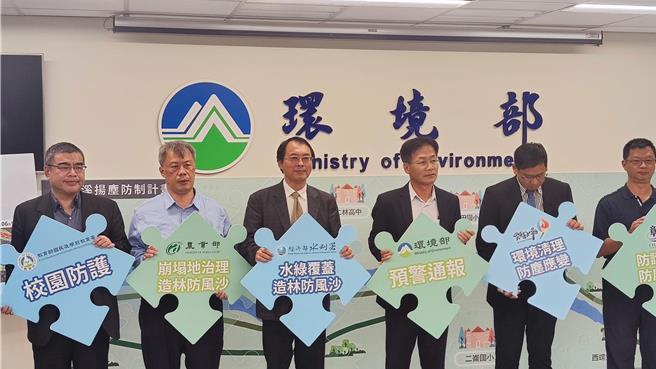 环保署（现为环境部）因此在6年前推动20亿元、2期的浊水溪扬尘防制方案，透过绿覆盖等方式源头减少，共增加991公顷的绿地，且扬尘指标污染物的PM10降低近4成。（林良齐摄）