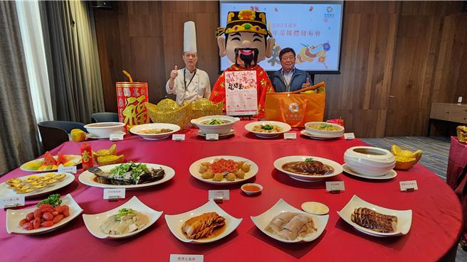澎澄饭店12日由主厨何海鸥（左一）以拿手潮粤特色料理推出2024年的围炉桌菜，右一为饭店董事长蔡万生。（许逸民摄）