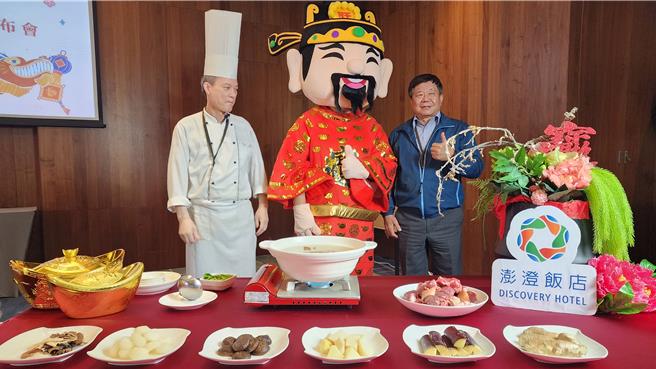 澎澄饭店的「潮式羊肉炉」选用优质小羔羊，经特殊火烤，加入甘蔗、马蹄、冬笋和丰富蔬菜。图左为主厨何海鸥、右为饭店董事长蔡万生。（许逸民摄）