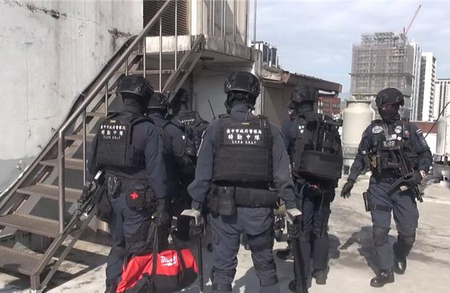 台中市刑大接獲情資，掌握北部詐欺、博弈網站及客服等2處機房，11日動員百餘名警力查緝，逮捕主嫌40歲黃男等35人，經清查集團經手總金流高達近百億元。（警方提供／陳淑芬台中傳真）