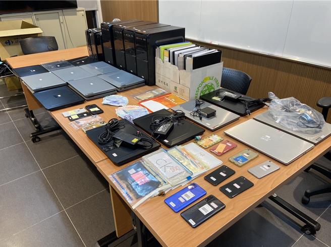 台中市刑大接獲情資，掌握北部詐欺、博弈網站及客服等2處機房，11日動員百餘名警力查緝，逮捕主嫌40歲黃男等35人，查扣相關贓證物，經清查集團經手總金流高達近百億元。（警方提供／陳淑芬台中傳真）
