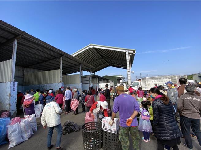 台南市政府環保局培養土兌換資源回收物活動，每次都吸引大批民眾兌換。（環保局提供／洪榮志台南傳真）