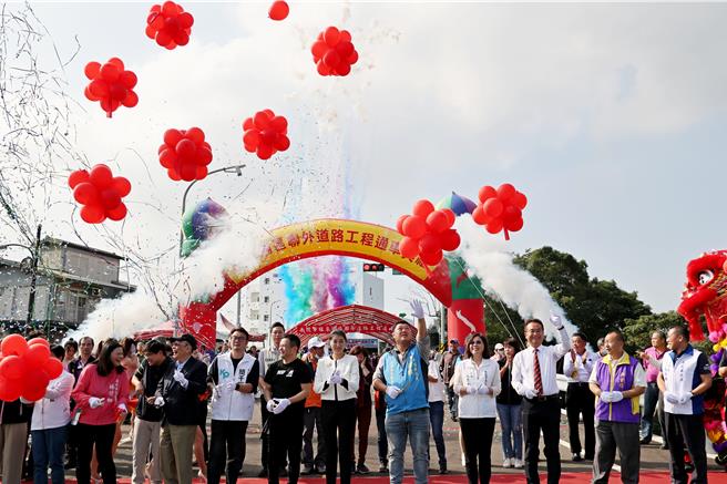 南投縣政府斥資1億1564萬元興建南投旺來產業園區聯外道「旺來路」，12日盛大舉行通車典禮，南投縣長許淑華率來賓剪綵。（楊靜茹攝）