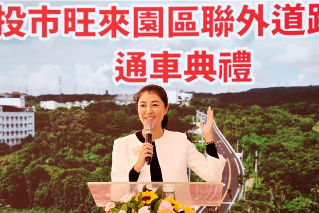 南投縣長許淑華12日主持旺來路通車典禮，承諾將完善交通網絡，闢設旺來二期並擴大南崗工業區，讓更多企業來投資，活絡地方整體經濟。（楊靜茹攝）