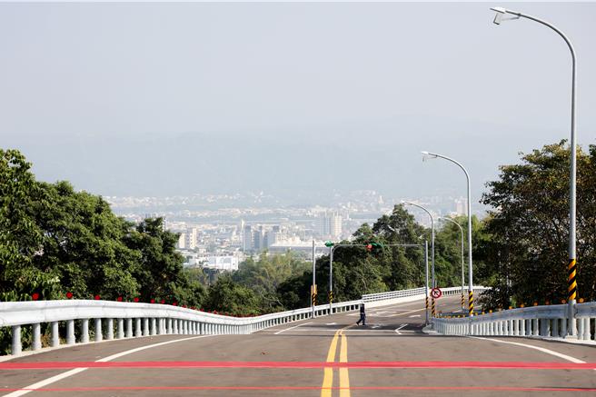 南投縣政府斥資1億1564萬元興建長833公尺、寬12公尺的「旺來路」，讓社區及南投旺來園區觀光車潮徹底分流。（楊靜茹攝）