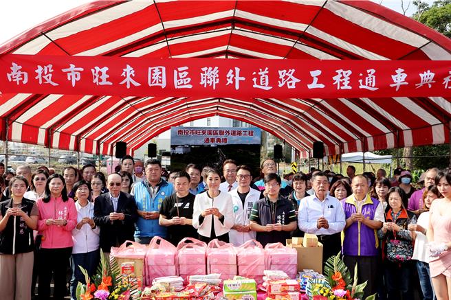 南投旺來產業園區聯外道「旺來路」12日舉行通車典禮，南投縣長許淑華率觀禮來賓祭拜祈福。（楊靜茹攝）