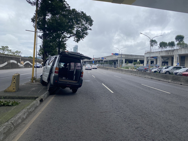 厢型车自撞路树，车头凹陷。（警方提供）
