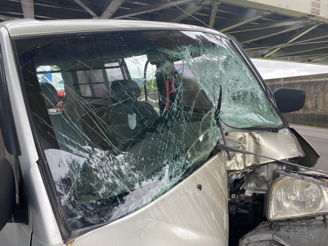 厢型车自撞路树，车头凹陷。（警方提供）