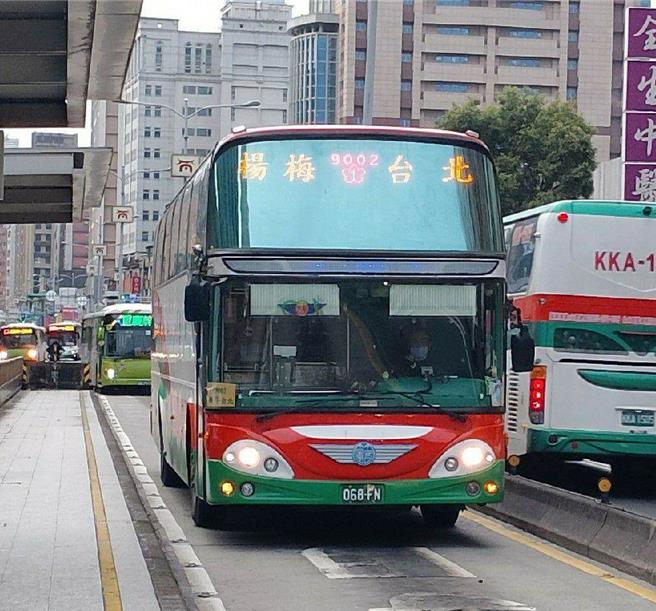 原國道客運9002路線從楊梅到台北，是許多楊梅民眾到長庚就醫仰賴的直達路線，過去因營運績效不佳，今年元旦起正式停駛。（業者提供／蔡明亘桃園傳真）