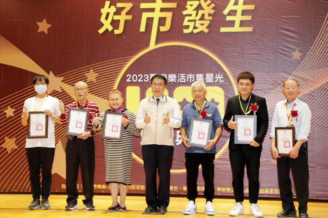 台南市府办颁奖典礼奖励获奖摊商(图片来源：台南市政府提供)