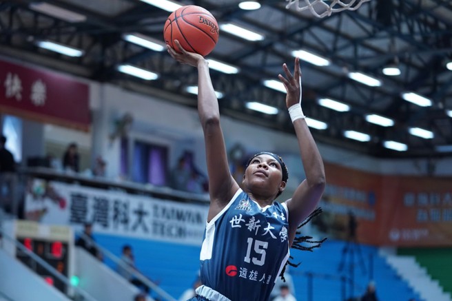 世新大學吉芙貢獻18分、12籃板「雙十」數據。（大專體總提供）