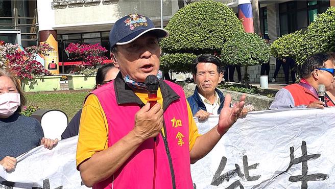 反糞自救會批堆肥廠業者籌建廠房至今，未辦理過正規說明會，漠視居民權益，憂心營運後恐造成空氣汙染、交通不便，影響生活品質。（蕭嘉蕙攝）