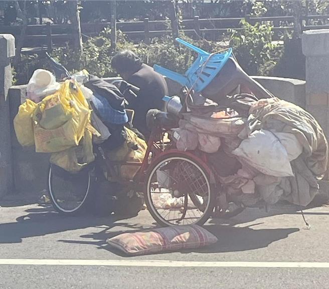 埔里綽號「七公」、「黑狗兄」的流浪一哥病了，店家幫忙送醫，還在臉書「埔里人」發文幫他找家人，吸引上千網友關心。（翻攝臉書「埔里人」／楊靜茹南投傳真）