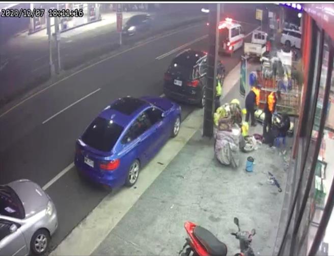 店家指稱埔里流浪一哥5日突然住下，7日發現他一直躺著送醫住進加護病房。（翻攝臉書「埔里人」／楊靜茹南投傳真）